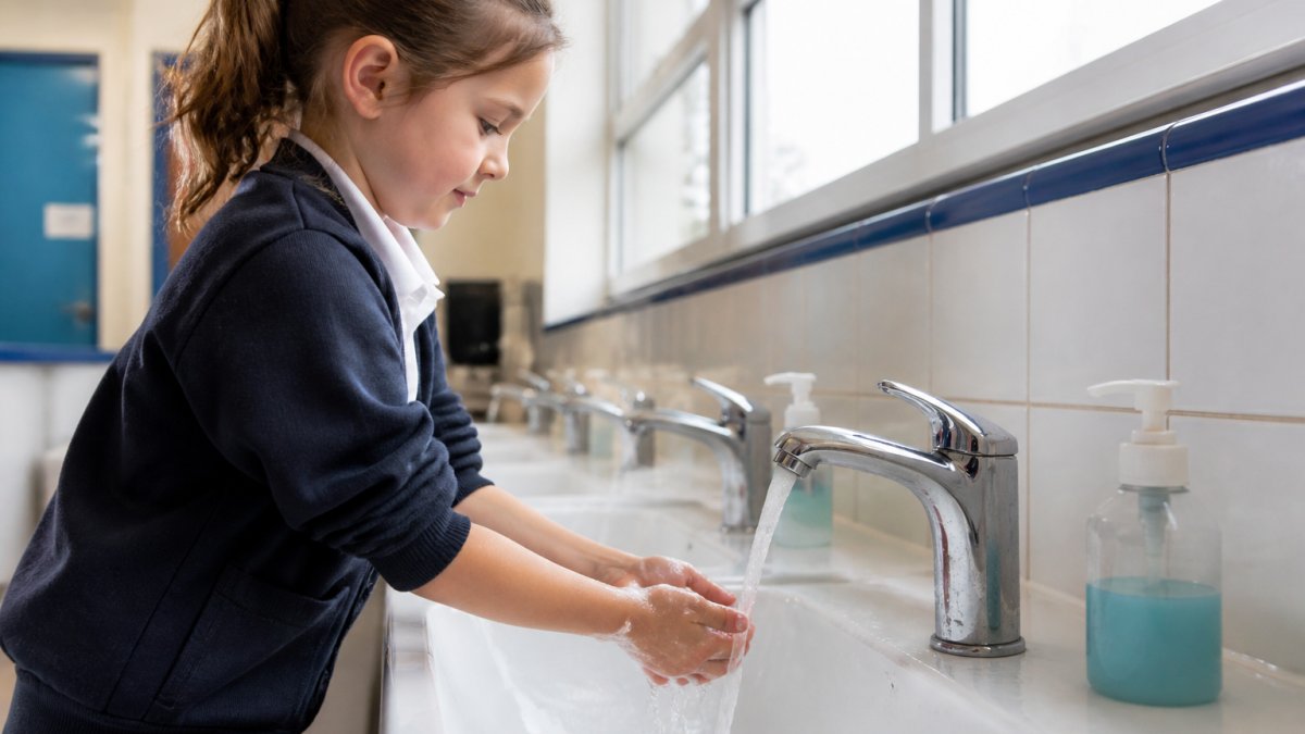 Step-by-step diagram illustrating proper handwashing technique for effective school hygiene infection control